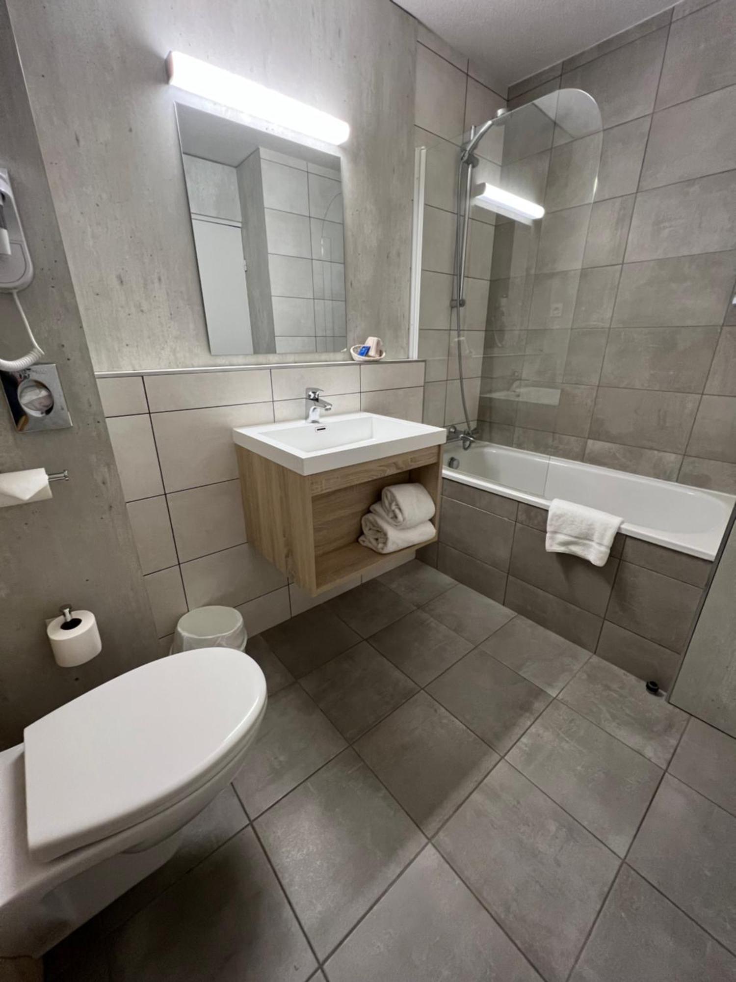Brit Hotel Landivisiau Ngoại thất bức ảnh